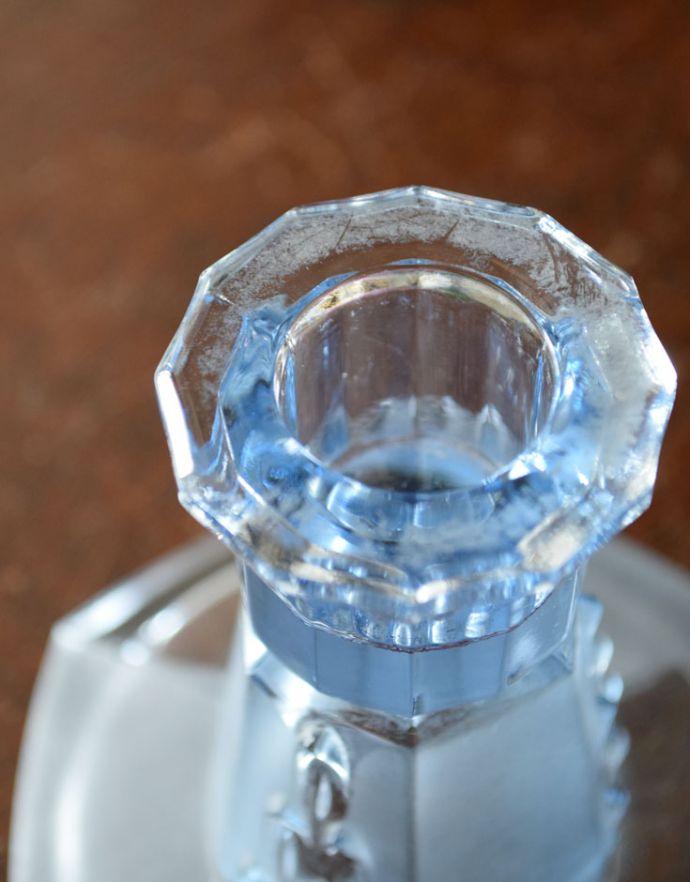 アンティーク 雑貨のガラス小物　アンティーク雑貨　フロストグラスが素敵なブルーのキャンドルスタンドセット、アンティークプレスドグラス。癒されるキャンドルの灯りここにキャンドルを挿すだけで、なんだか特別な日に変わります。(pg-3412)
