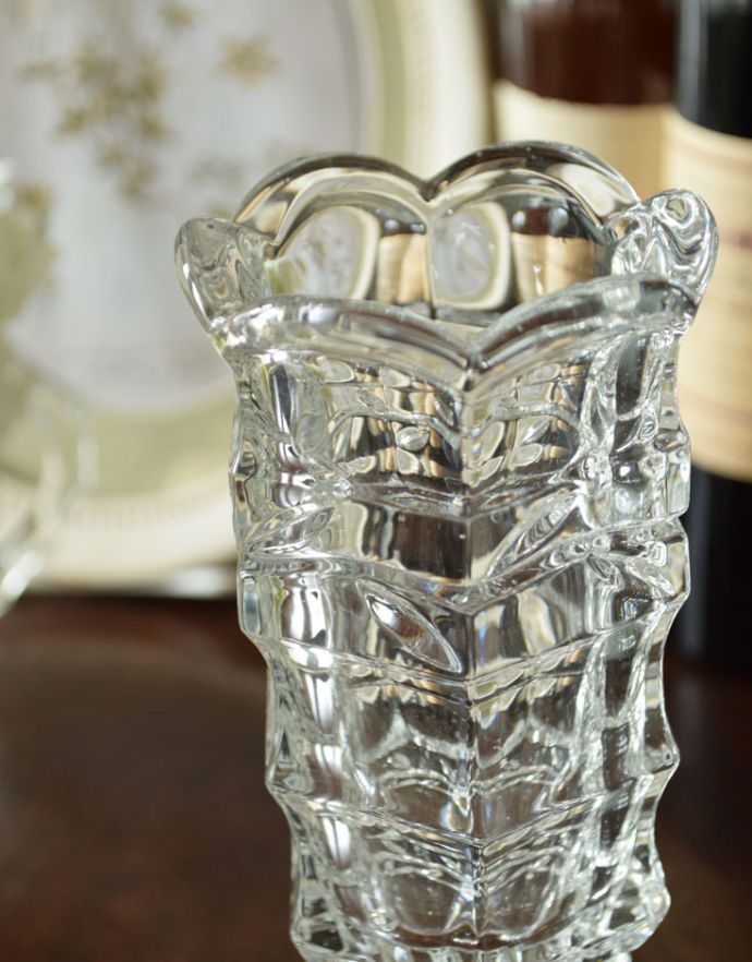 アンティーク 雑貨のガラス小物　アンティーク雑貨　スタイリッシュで華やかな、脚付きのフラワーベース（花器）、アンティークプレスドグラス。カッティングが美しく華やかな存在感です。(pg-3419)