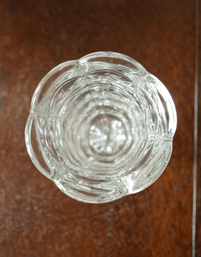 アンティーク 雑貨のガラス小物　アンティーク雑貨　スタイリッシュで華やかな、脚付きのフラワーベース（花器）、アンティークプレスドグラス。上から見てもキレイなデザインです。(pg-3419)