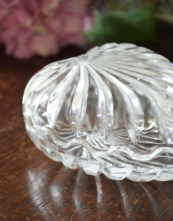 アンティーク 雑貨のガラス小物　アンティーク雑貨　愛らしいハートのガラスケース、フタ付きアンティークプレスドグラス。ハートのモチーフが形が可愛い女性のための器もともとはドレッシングチェストの上に置いて、コットンやパフなどを収納するために作られたプレスドグラスです。(pg-3427)