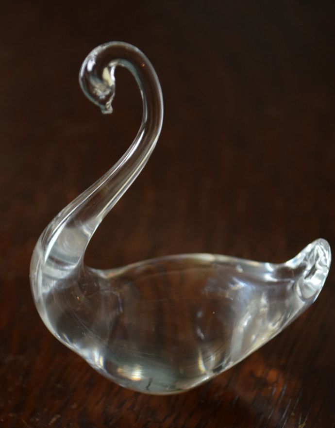アンティーク 雑貨のガラス小物　アンティーク雑貨　アンティークのガラスのオブジェ、上品な姿が美しいスワン。大切にされてきた白鳥のモチーフ美しい白鳥の形をしたプレスドグラス。(pg-3445)