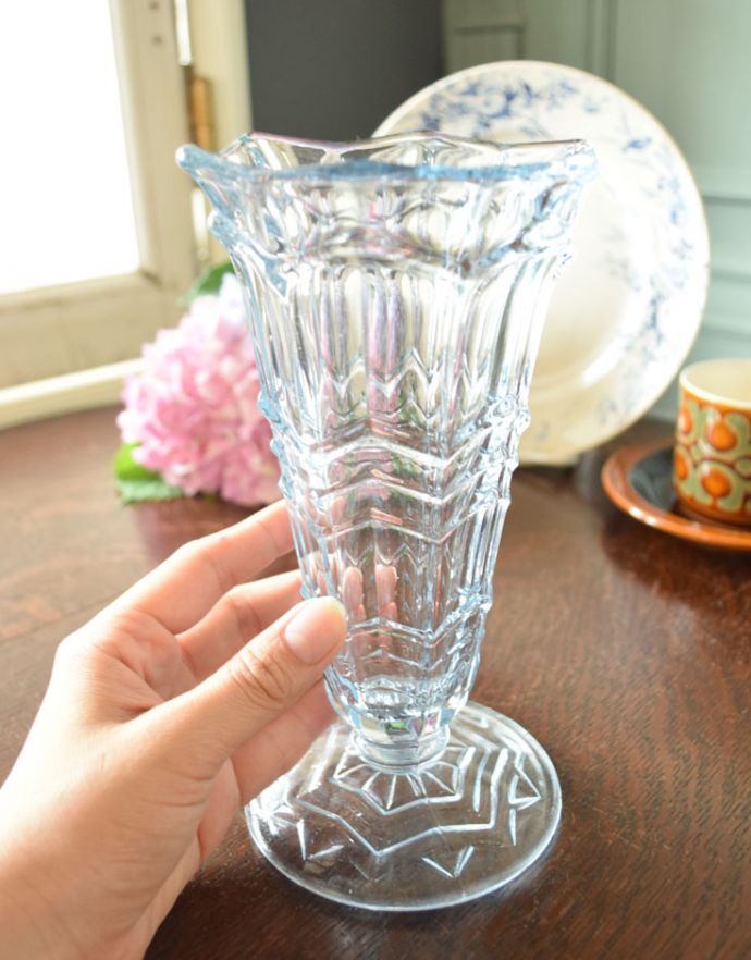 アンティーク 雑貨のガラス小物　アンティーク雑貨　淡いブルーガラスがキレイなアンティークプレスドグラスのフラワーベース。置くだけで華やかな雰囲気大きなサイズの花器は、お家に1つは欲しいアイテム。(pg-3452)