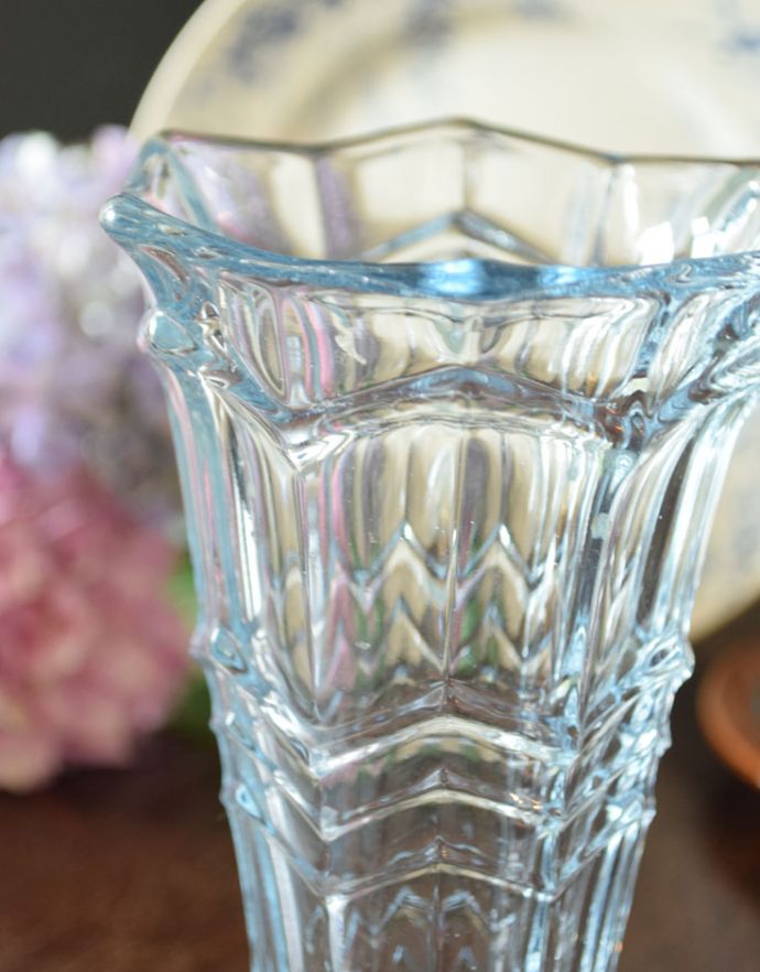 アンティーク 雑貨のガラス小物　アンティーク雑貨　淡いブルーガラスがキレイなアンティークプレスドグラスのフラワーベース。光が入るとキラキラと輝きますサイズが大きなプレスドグラスは、より太陽の光を反射してキラキラと輝きます。(pg-3452)