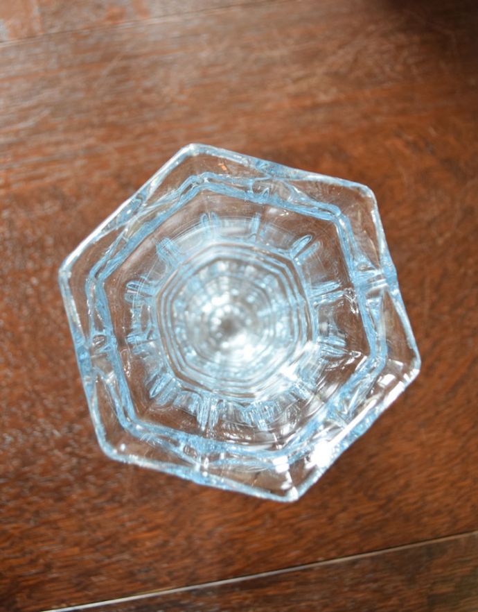 アンティーク 雑貨のガラス小物　アンティーク雑貨　淡いブルーガラスがキレイなアンティークプレスドグラスのフラワーベース。上からのぞいて見ると･･･アンティークなので多少のキズ・欠けがある場合がありますが、使用上問題はありませんので、ご了承下さい。(pg-3452)