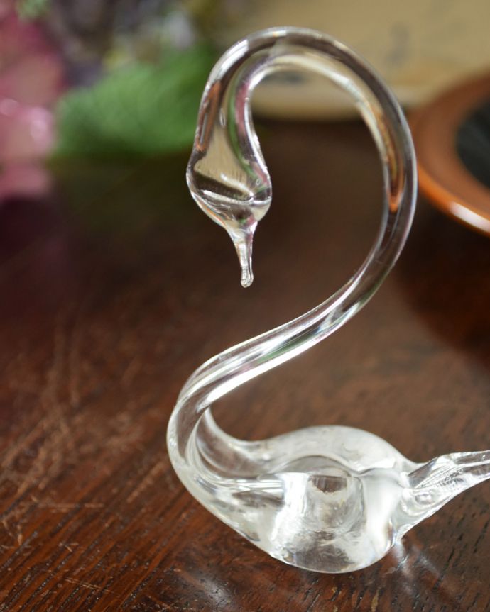 アンティーク 雑貨のガラス小物　アンティーク雑貨　クリアガラスの小さいスワンオブジェ、アンティークプレスドグラス（白鳥）。上品でしなやかなラインが美しい、優雅な佇まいのスワンです。(pg-3480)