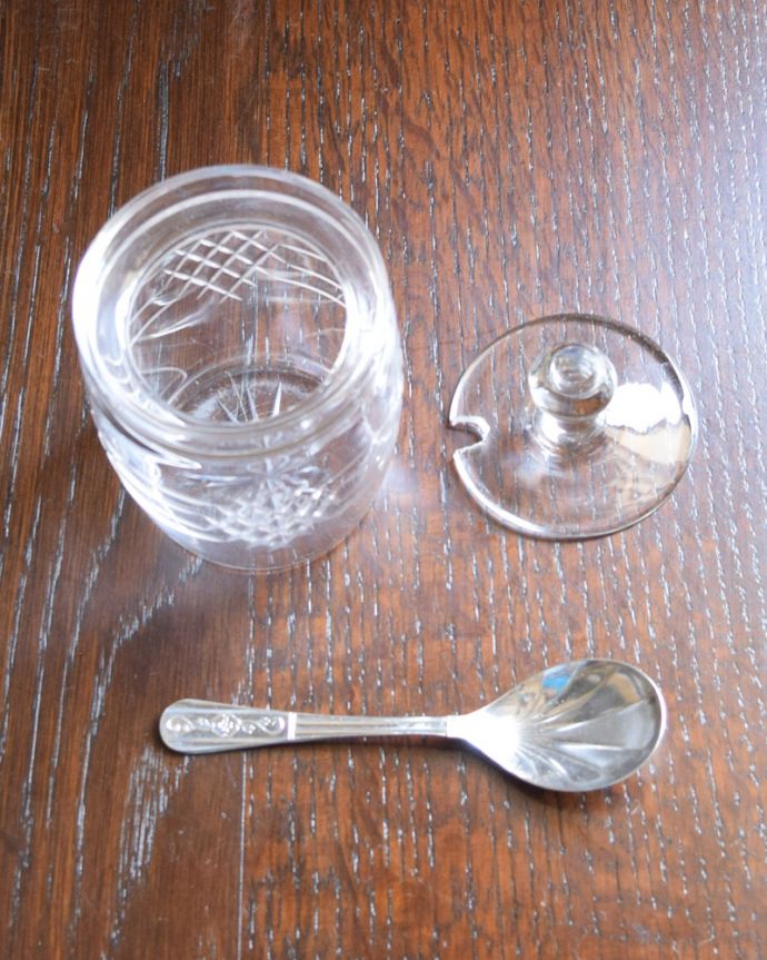 アンティーク 雑貨のガラス小物　アンティーク雑貨　贅沢なティータイムが味わえるスプーン付きのシュガーポットセット、アンティークプレスドグラス。ふたをとって中をのぞいてみると･･･ふたにはスプーン用の切込みが。(pg-3503)