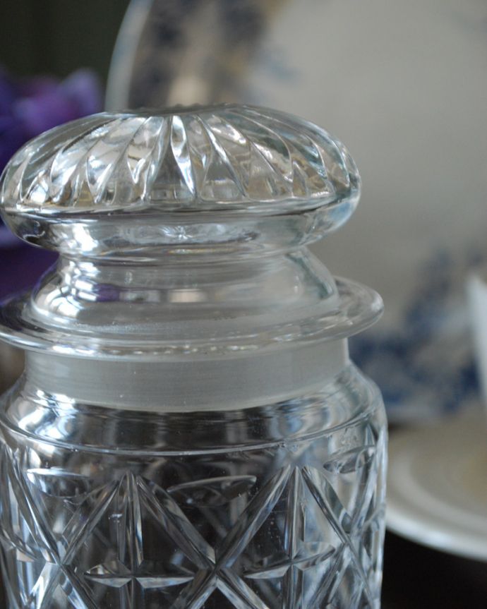 アンティーク 雑貨のガラス小物　アンティーク雑貨　イギリスで見つけたガラスのピクルスジャー、アンティークプレスドグラス。英国の食卓になくてはならないピクルスジャーイギリスの人が大好きなピクルスを入れるために作られた器。(pg-3504)