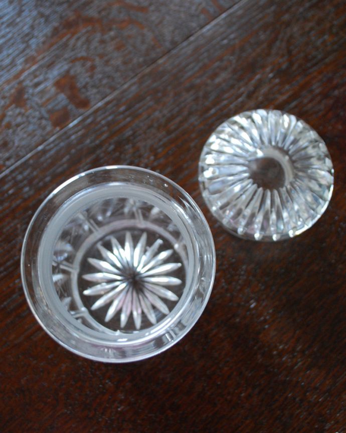 アンティーク 雑貨のガラス小物　アンティーク雑貨　イギリスで見つけたガラスのピクルスジャー、アンティークプレスドグラス。中身を見るとこんな感じコンディションのいいものだけを選んできたので、仕様上問題はありません。(pg-3504)