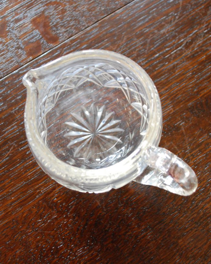 アンティーク 雑貨のガラス小物　アンティーク雑貨　アンティークのプレスドグラス、ダイニングを華やかにしてくれるミニピッチャー。上から見るとこんな感じです。(pg-3509)