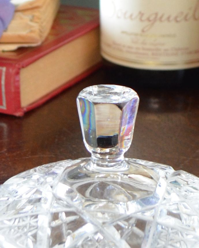 アンティーク 雑貨のガラス小物　アンティーク雑貨　イギリスのお洒落なアンティーク雑貨、フタ付きガラスケース　プレスドグラス。持ち手まで美しくカッティングされています。(pg-3513)