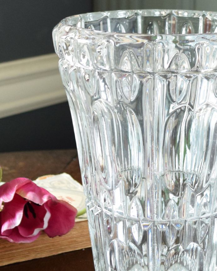 アンティーク 雑貨のガラス小物　アンティーク雑貨　アンティークガラスの輝くフラワーベース、たっぷりお花が飾れるプレスドグラス。アンティークのため、多少の欠け・傷がある場合がありますが、使用上問題はありませんので、ご了承下さい。(pg-3520)
