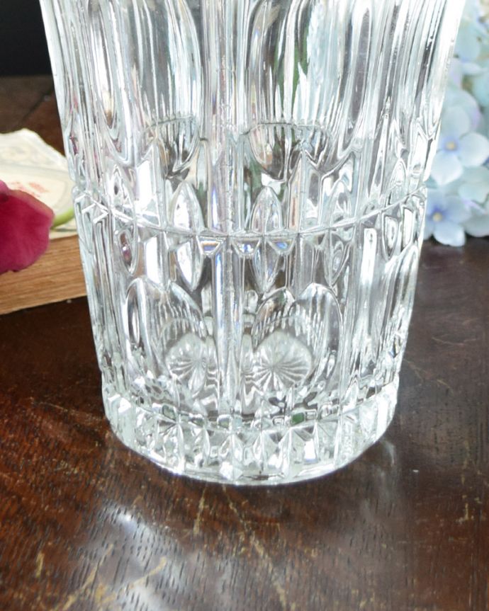 アンティーク 雑貨のガラス小物　アンティーク雑貨　アンティークガラスの輝くフラワーベース、たっぷりお花が飾れるプレスドグラス。繊細なカッティングが光に反射してキラキラ輝きます。(pg-3520)