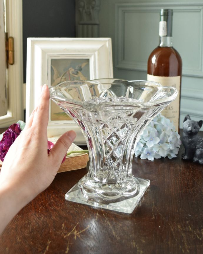 フラワーベース　アンティーク雑貨　ガラス留めが付いたアンティークのフラワーベース（花器）。飾るだけで絵になる美しさ。(pg-3521)