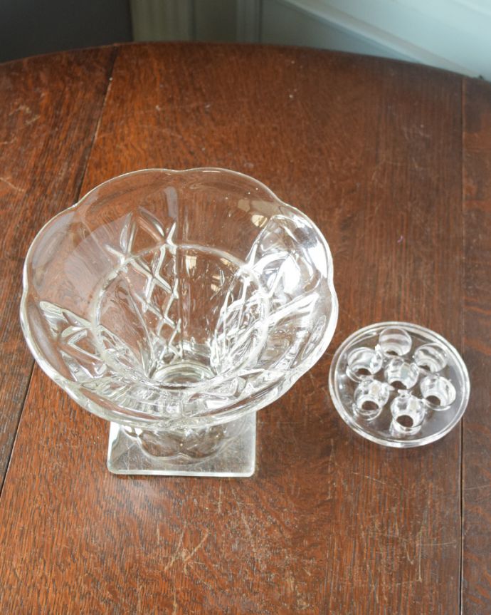 フラワーベース　アンティーク雑貨　ガラス留めが付いたアンティークのフラワーベース（花器）。花を生けるのに便利な仕切りがついてます。(pg-3521)
