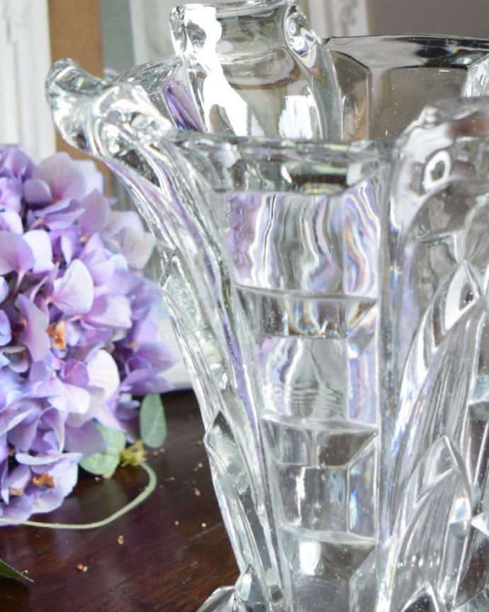 アンティーク 雑貨のガラス小物　アンティーク雑貨　ゴージャスなアンティークガラスのフラワーベース（花器）プレスドグラス。お花を入れずに眺めているだけで幸せな時間アンティークのガラスは成分が今のものと違うので、置いておくだけでキラキラ輝いて楽しめます。(pg-3522)