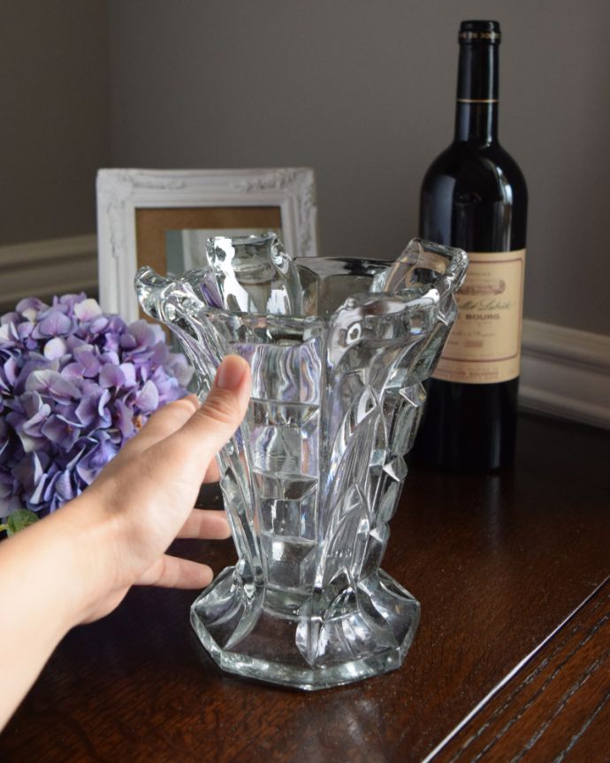 アンティーク 雑貨のガラス小物　アンティーク雑貨　ゴージャスなアンティークガラスのフラワーベース（花器）プレスドグラス。気軽に使えるフラワーベース英国らしくいろんなサイズが見つかる花器。(pg-3522)