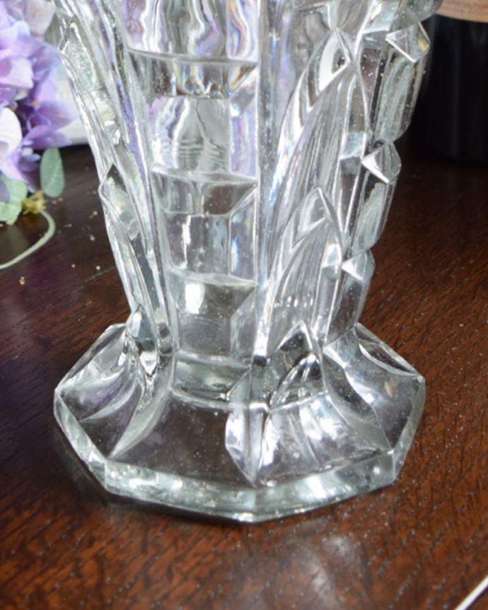 アンティーク 雑貨のガラス小物　アンティーク雑貨　ゴージャスなアンティークガラスのフラワーベース（花器）プレスドグラス。どこから見てもきらきら輝きますアンティークなので、多少の欠け・傷がある場合がありますが、使用上問題はありませんのでご了承下さい。(pg-3522)