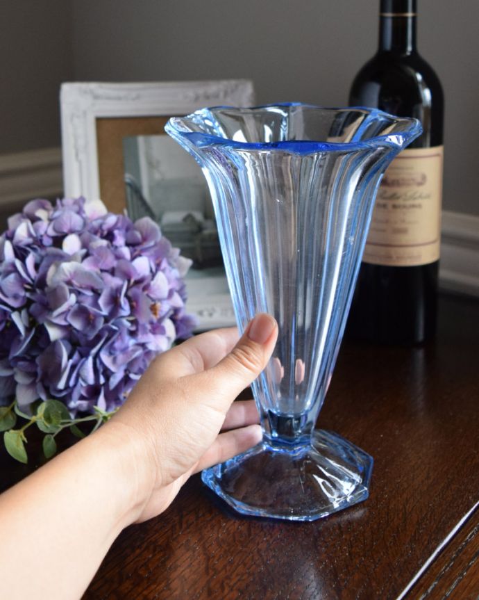 アンティーク 雑貨のガラス小物　アンティーク雑貨　爽やかな淡いブルーカラーのフラワーベース（花瓶）、アンティークプレスドグラス。アンティークのため、多少の欠け・傷がある場合がありますが、使用上問題はありませんので、ご了承下さい。(pg-3533)