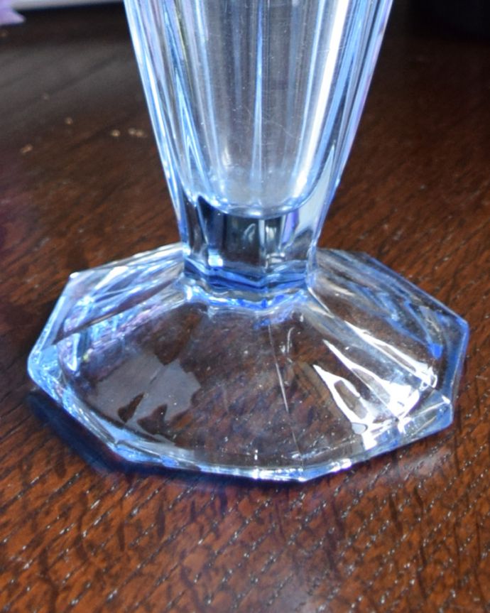 アンティーク 雑貨のガラス小物　アンティーク雑貨　爽やかな淡いブルーカラーのフラワーベース（花瓶）、アンティークプレスドグラス。おしゃれな土台です。(pg-3533)