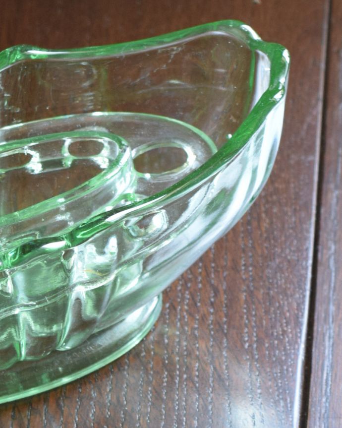 アンティーク 雑貨のガラス小物　アンティーク雑貨　グリーンカラーのフラワーベース（ガラス留め付き）アンティークのプレスドグラス。お部屋のアクセントカラーにピッタリな優しいグリーンカラーの花器です。(pg-3539)