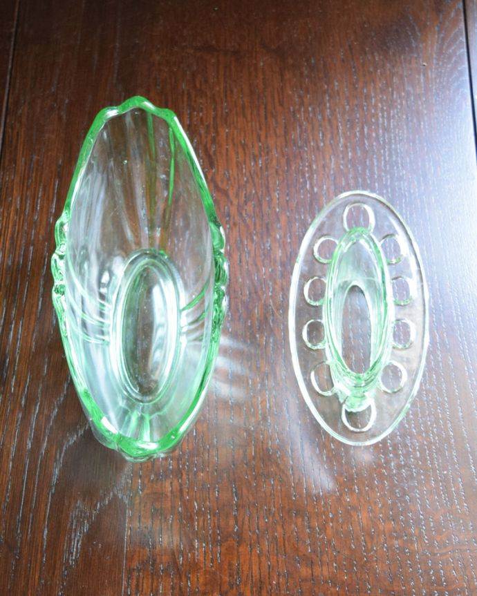 アンティーク 雑貨のガラス小物　アンティーク雑貨　グリーンカラーのフラワーベース（ガラス留め付き）アンティークのプレスドグラス。花を生けるのに便利な仕切りがついてます。(pg-3539)