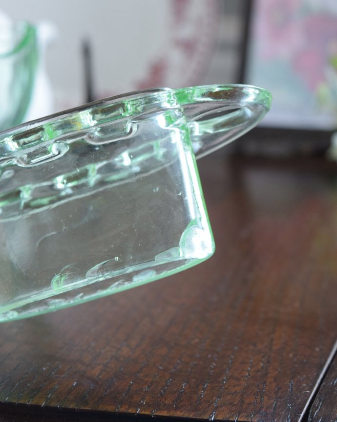 アンティーク 雑貨のガラス小物　アンティーク雑貨　グリーンカラーのフラワーベース（ガラス留め付き）アンティークのプレスドグラス。アンティークのため、多少の欠け・傷がある場合がありますが、使用上問題はありませんので、ご了承下さい。(pg-3539)