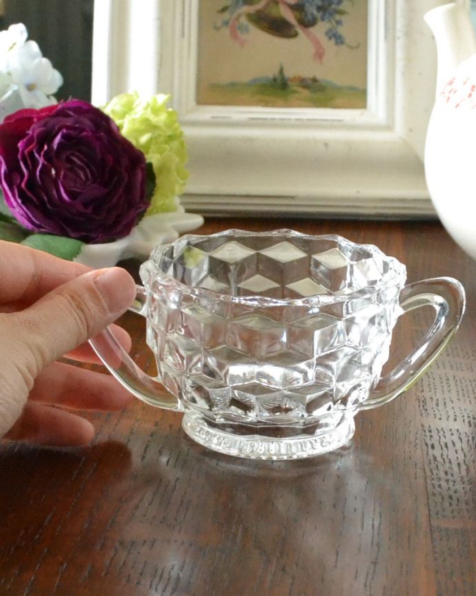 アンティーク 雑貨のガラス小物　アンティーク雑貨　持ち手付きの煌くアンティークシュガーボウル、プレスドグラス。いろいろ便利に使えます食卓で使うのはもちろん、お花を浮かべたり、花器代わりに使ったりと自分だけの使い方を楽しんで下さい。(pg-4702)