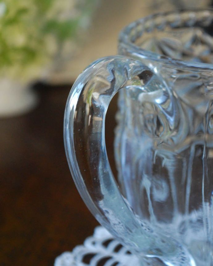アンティーク 雑貨のガラス小物　アンティーク雑貨　ワンランク上の食卓を演出する、アンティークプレスドグラスのピッチャー。光が当たるとキラキラ輝きます。(pg-3567)
