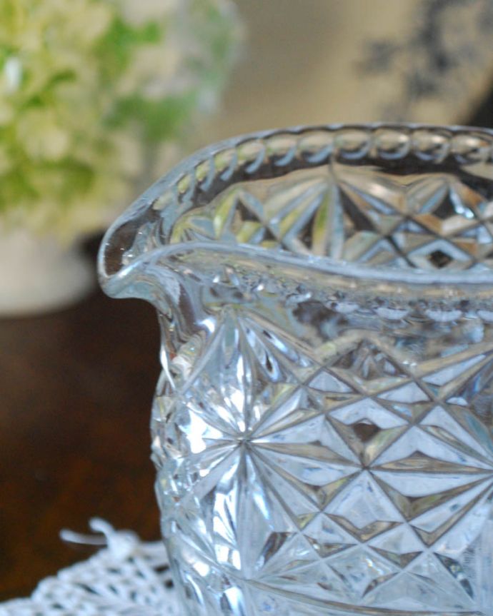 アンティーク 雑貨のガラス小物　アンティーク雑貨　ワンランク上の食卓を演出する、アンティークプレスドグラスのピッチャー。細部まで美しいカッティングです。(pg-3567)