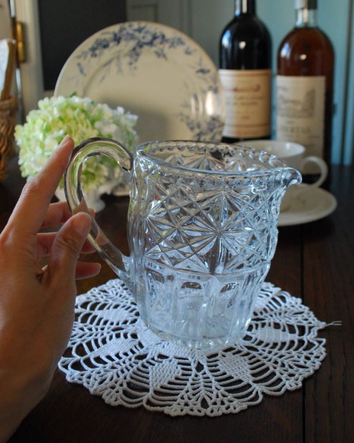 アンティーク 雑貨のガラス小物　アンティーク雑貨　ワンランク上の食卓を演出する、アンティークプレスドグラスのピッチャー。フラワーベースにして使えば、水が反射してキラキラ輝きます。(pg-3567)