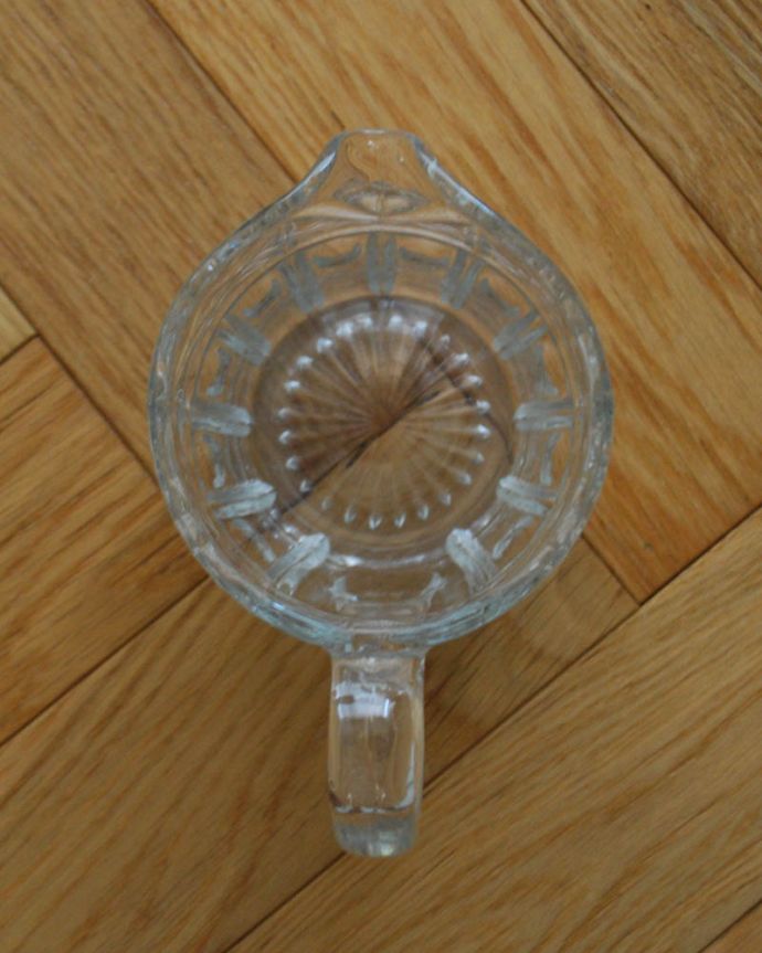 アンティーク 雑貨のガラス小物　アンティーク雑貨　ワンランク上の食卓を演出する、アンティークプレスドグラスのピッチャー。上からみるとこんな感じです。(pg-3567)