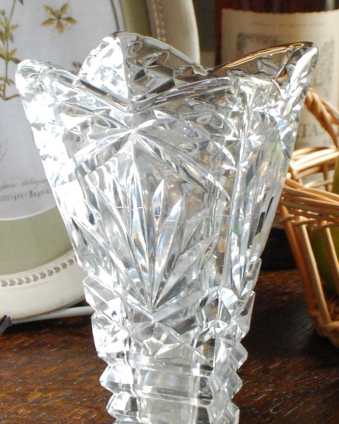 アンティーク 雑貨のガラス小物　アンティーク雑貨　特別な輝きのフラワーベース（花器）、英国アンティークのプレスドグラス。お花を入れずに眺めているだけで幸せな時間アンティークのガラスは成分が今のものと違うので、置いておくだけでキラキラ輝いて楽しめます。(pg-3581)