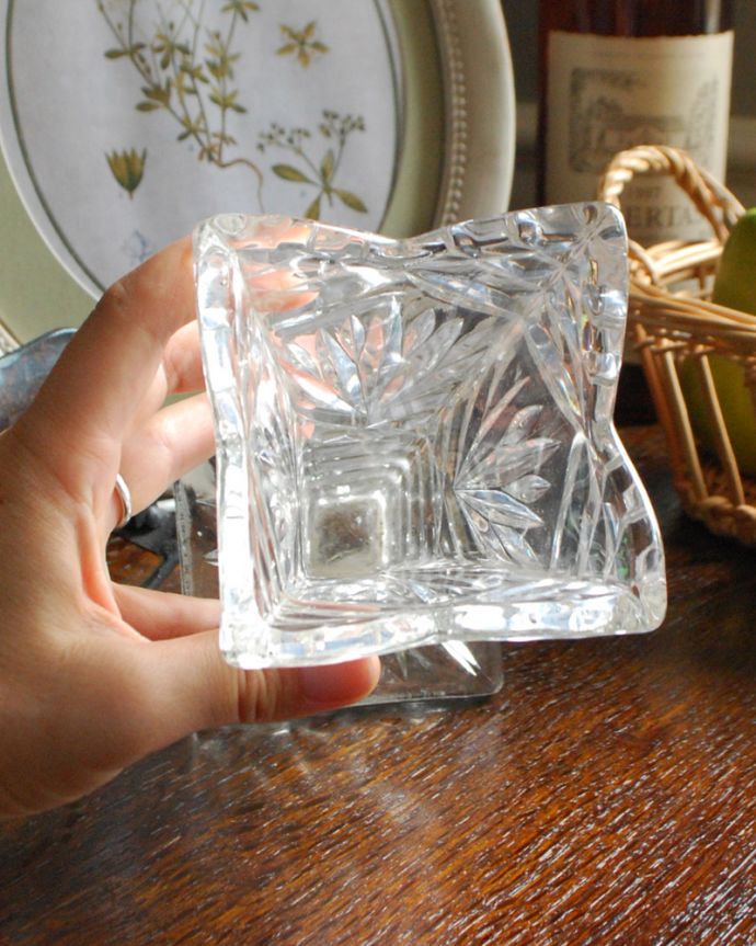 アンティーク 雑貨のガラス小物　アンティーク雑貨　特別な輝きのフラワーベース（花器）、英国アンティークのプレスドグラス。上から見るとこんな感じですアンティークなので、多少の欠け・傷がある場合がありますが、使用上問題はありませんのでご了承下さい。(pg-3581)