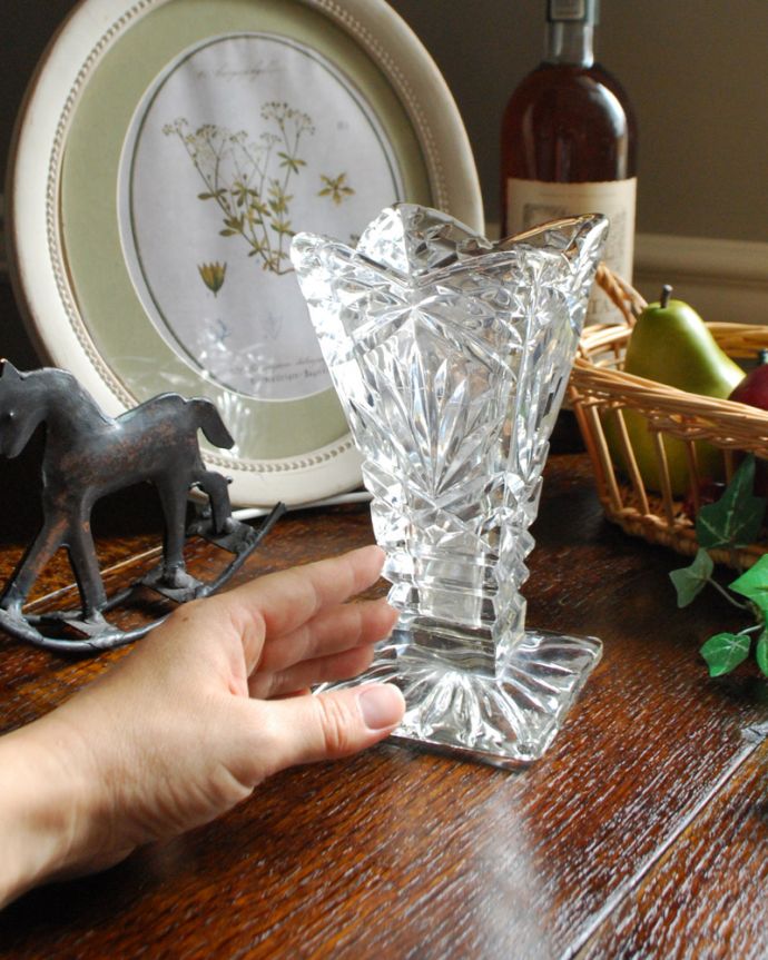 アンティーク 雑貨のガラス小物　アンティーク雑貨　特別な輝きのフラワーベース（花器）、英国アンティークのプレスドグラス。気軽に使えるフラワーベース英国らしくいろんなサイズが見つかる花器。(pg-3581)