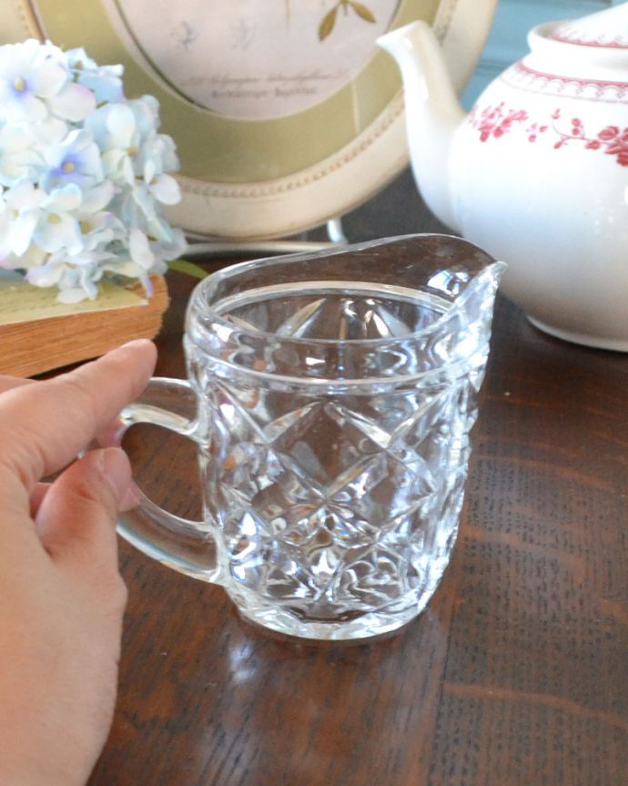 アンティーク 雑貨のガラス小物　アンティーク雑貨　英国のアンティークガラス雑貨、カッティングが華やかなミルクポット（プレスドグラス）。持ち手もしっかり付いています昔と同じようにミルクを入れて使うのはもちろん使い方は自由自在。(pg-3582)