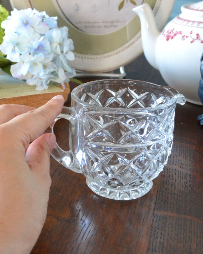 アンティーク 雑貨のガラス小物　アンティーク雑貨　マグカップのような可愛いフォルムのアンティークミルクポット　プレスドグラス。どこにでも置ける使いやすいサイズです。(pg-4698)