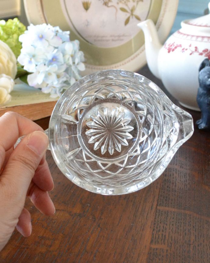 アンティーク 雑貨のガラス小物　アンティーク雑貨　マグカップのような可愛いフォルムのアンティークミルクポット　プレスドグラス。上から見ても美しくカッティングされています。(pg-4698)