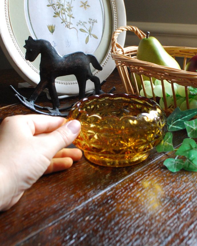 アンティーク 雑貨のガラス小物　アンティーク雑貨　アンバー色のアンティークボウル、プレスドグラス。アンバーが可愛いガラスボールです。(pg-3584)
