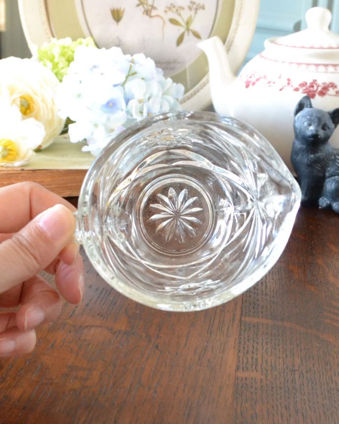 アンティーク 雑貨のガラス小物　アンティーク雑貨　星のプレス模様が可愛い、アンティークのガラスで出来たミルクピッチャー。上から見るとこんな感じです。(pg-3585)