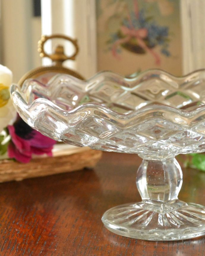 アンティーク 雑貨のガラス小物　アンティーク雑貨　ダリアの花のような華やかなケーキスタンド（プレスドグラス）。アンティークのため、多少の欠け・傷がある場合がありますが、使用上問題はありませんので、ご了承下さい。(pg-4697)