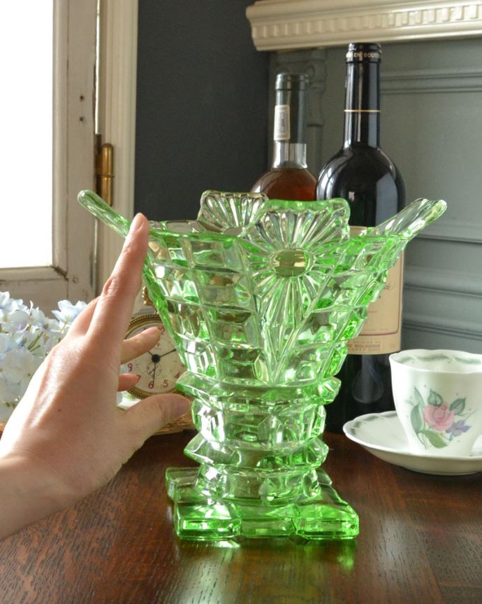 アンティーク 雑貨のガラス小物　アンティーク雑貨　大きなお花のカットが華やかなグリーンのフラワーベース、英国アンティークのプレスドグラス。置いておくだけで華やかな存在感です。(pg-3597)