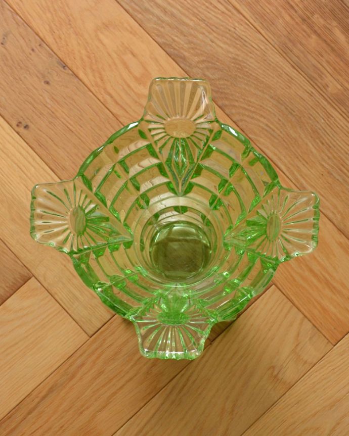 アンティーク 雑貨のガラス小物　アンティーク雑貨　大きなお花のカットが華やかなグリーンのフラワーベース、英国アンティークのプレスドグラス。上から見ても美しくカッティングされています。(pg-3597)