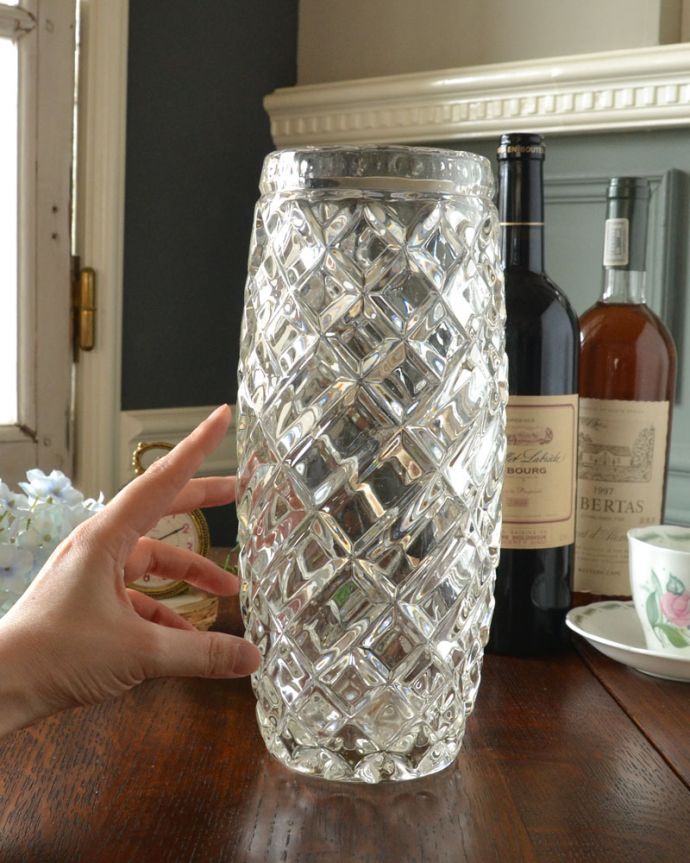 アンティーク 雑貨のガラス小物　アンティーク雑貨　そのまま飾るだけで華がある美しいアンティークプレスドグラス（フラワーベース）。置いておくだけで華やかな存在感です。(pg-3601)