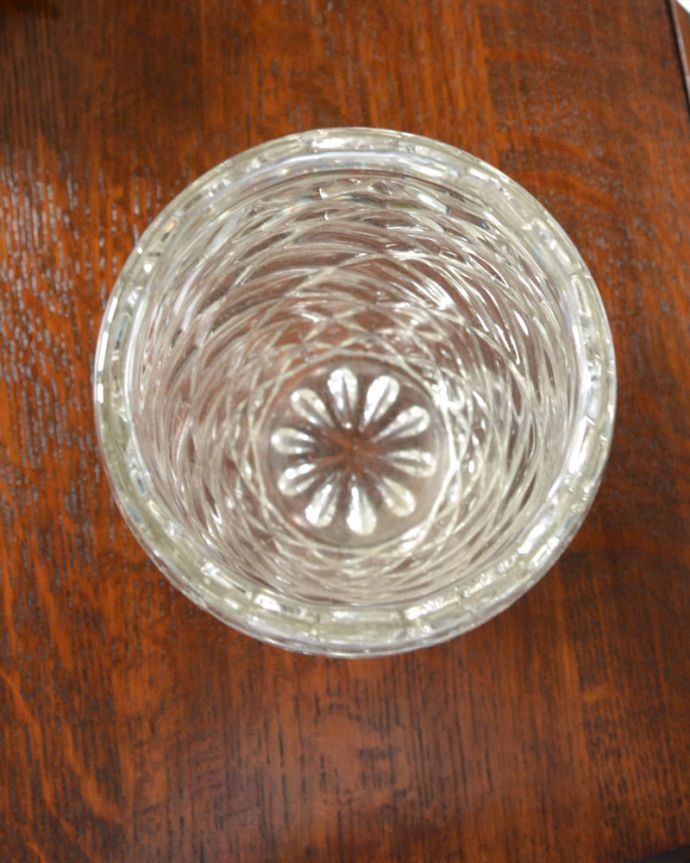 アンティーク 雑貨のガラス小物　アンティーク雑貨　そのまま飾るだけで華がある美しいアンティークプレスドグラス（フラワーベース）。底にも美しいカッティングがデザインされています。(pg-3601)