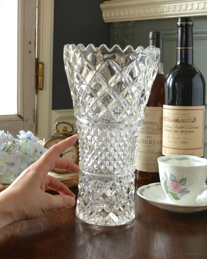 アンティーク 雑貨のガラス小物　アンティーク雑貨　豪華な大小のダイヤがきらきら輝くアンティークプレスドグラス（花器）。置くだけで華やかな雰囲気大きなサイズの花器は、お家に1つは欲しいアイテム。(pg-3602)