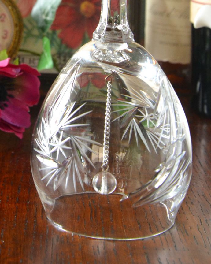 アンティーク 雑貨のガラス小物　アンティーク雑貨　星が輝くアンティークプレスドグラスのディナーベル。装飾も美しいガラスで出来たベル使用人を呼ぶために日常的に使われていたベル。(pg-3603)