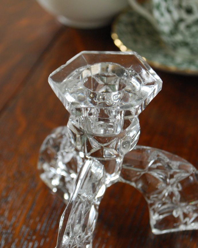 アンティーク 雑貨のガラス小物　アンティーク雑貨　3本脚で支える美しいキャンドルスタンドセット、アンティークプレスドグラス。キラキラと輝くカッティングです。(pg-3624)