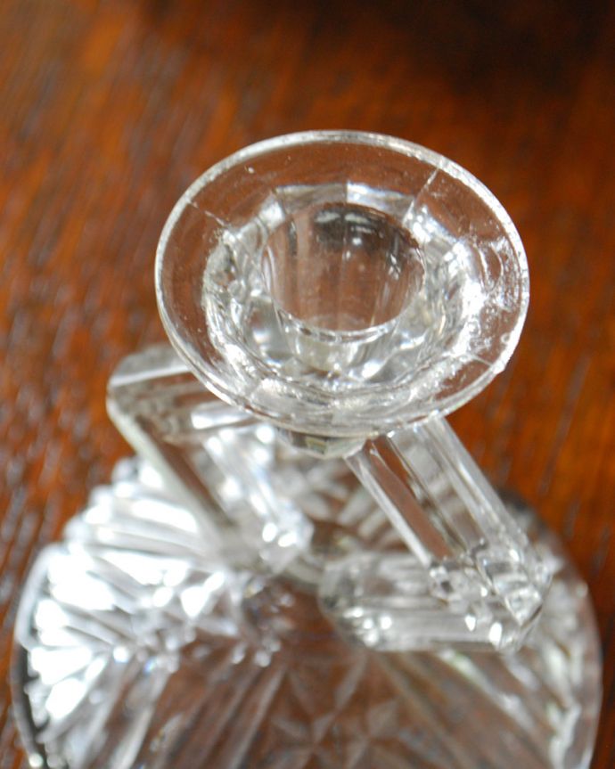 アンティーク 雑貨のガラス小物　アンティーク雑貨　ダイヤ型のシルエットが華やか、アンティークプレスドグラスのキャンドルスタンドセット。上から見るとこんな感じですアンティークなので多少のキズやカケがある場合はありますが、使用上問題はありませんのでご了承下さい。(pg-3626)