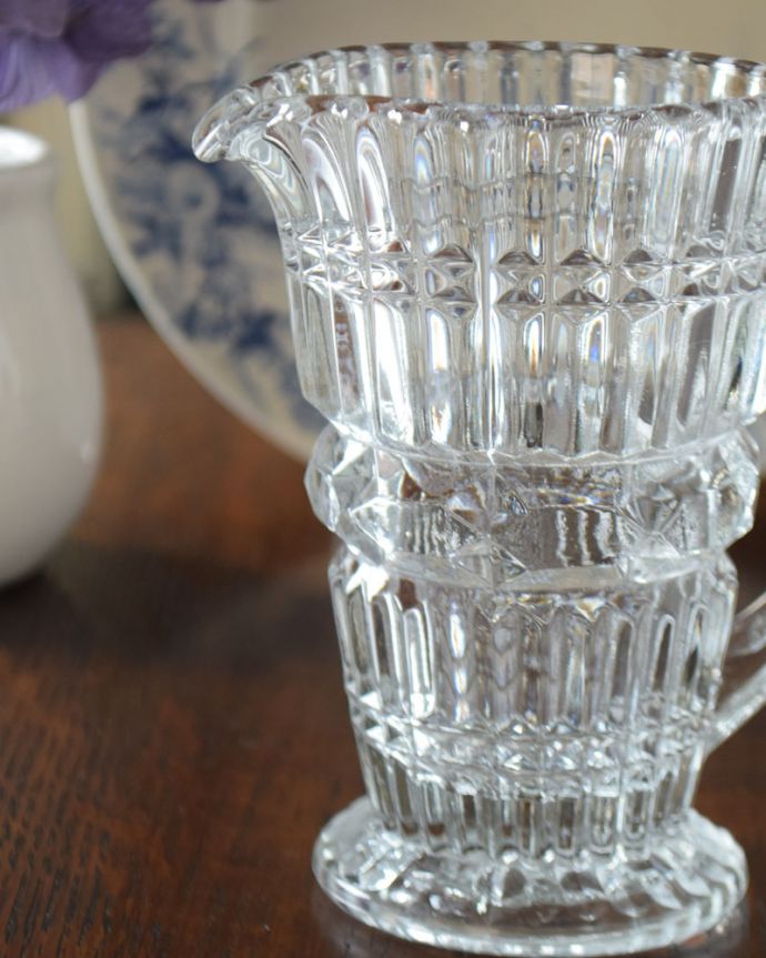 アンティーク 雑貨のガラス小物　アンティーク雑貨　美しいカッティングのプレスドグラス、アンティークのガラスピッチャー。お茶の時間に欠かせないミルクピッチャーミルクティーが大好きな英国人が作ったガラスのミルクピッチャーは、たっぷりミルクが注げるようにサイズが大きめです。(pg-3638)