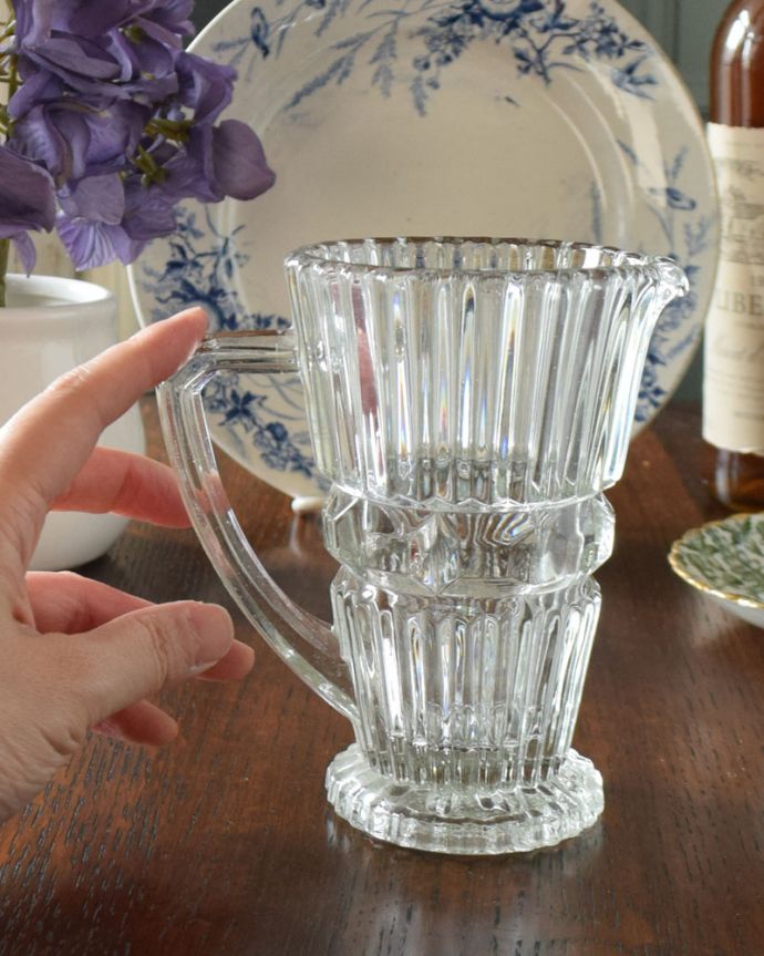 アンティーク 雑貨のガラス小物　アンティーク雑貨　シンプルな美しさのアンティークプレスドグラス、ガラスピッチャー。使いやすいサイズでフラワーベースとしてもおススメです。(pg-3639)